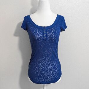 2000s L.e.i Blue Y2K Cheetah Print Sheer Ribbed Henley Baby Tee | Size M